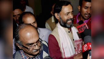 Yogendra Yadav, Prashant Bhushan detained outside Delhi Assembly for protest over Janlokpal Bill
