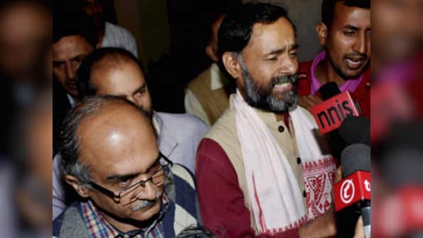 Yogendra Yadav, Prashant Bhushan detained outside Delhi Assembly for protest over Janlokpal Bill
