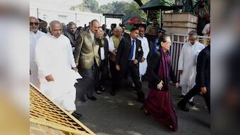 Coal scam: Sonia offers support to Manmohan, BJP wants Cong to take responsibility