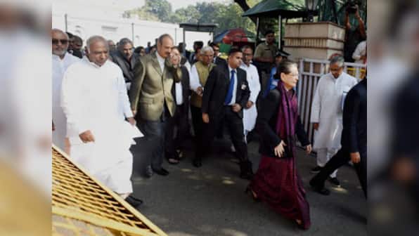 Coal scam: Sonia offers support to Manmohan, BJP wants Cong to take responsibility