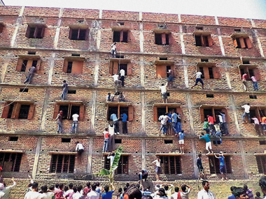 Out of the frame: No credit for photographer who captured Bihar exam cheats! Out of the frame: No credit for photographer who captured Bihar exam cheats!