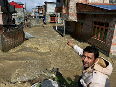 J-K floods: Army deploys 20 columns, IAF choppers on standby J-K floods: Army deploys 20 columns, IAF choppers on standby