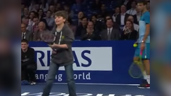 School kid takes point against Federer with perfect lob
