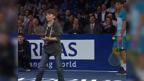 School kid takes point against Federer with perfect lob