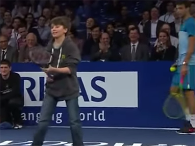 School kid takes point against Federer with perfect lob School kid takes point against Federer with perfect lob