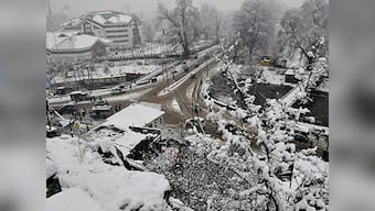 Heavy snowfall cuts off Kashmir Valley from rest of country