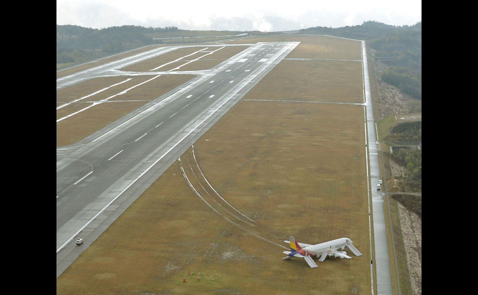 Asiana Airlines plane skids off runway in Hiroshima, injures 23 Asiana Airlines plane skids off runway in Hiroshima, injures 23