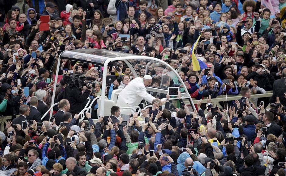 Pope Francis waves at the end of the Easter mass in St. Peter's square at the Vatican April 5, 2015. REUTERS