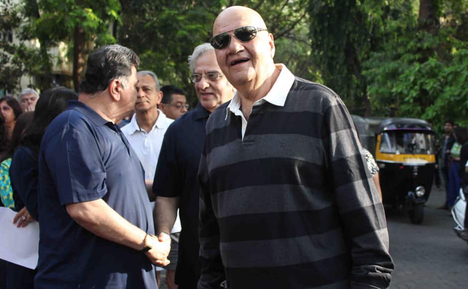 Bollywood actors Rishi Kapoor and Prem Chopra participate during a protest against BMC's proposed hawking zones in Pali Hill residential localities, in Mumbai, India on April 12, 2015. Solaris Images