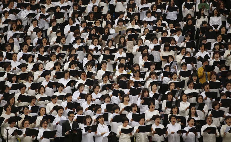 South Korean Christians sing a hymn during an annual Easter mass service in Seoul April 5, 2015. REUTERS