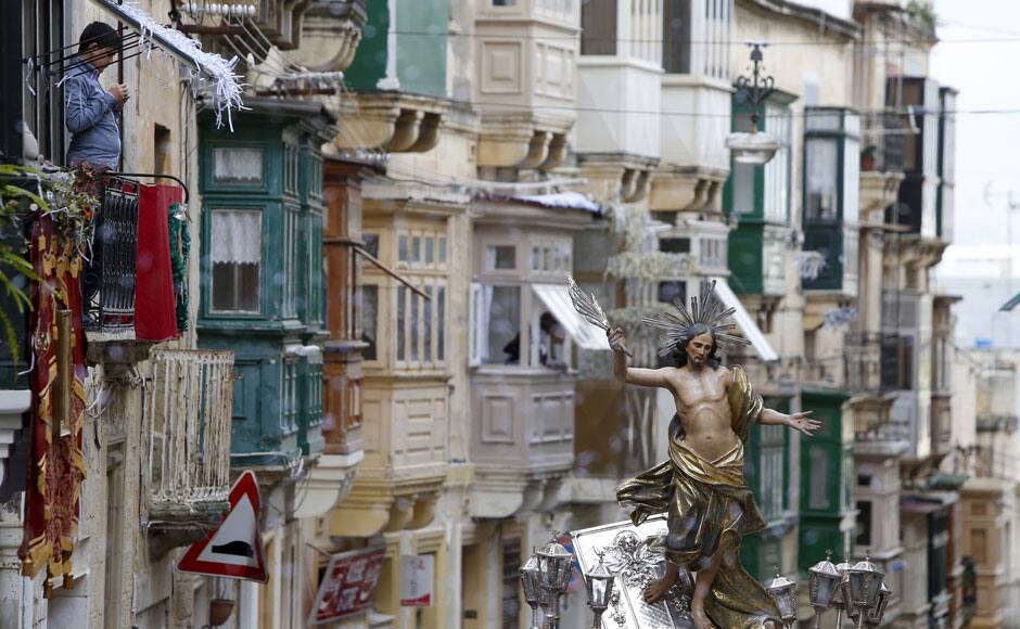 A statue of the Risen Christ is carried during an Easter Sunday procession in Cospicua, outside Valletta April 5, 2015. REUTERS