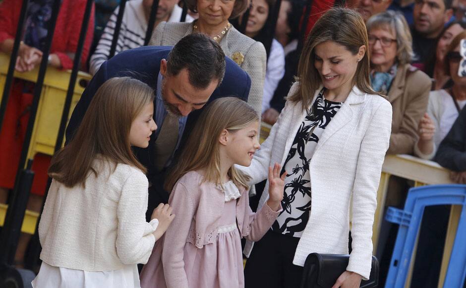 Members of Spain's royal family King Felipe and Queen Letizia, with their daughters Princess Leonor and Princess Sofia (front R), talk as they pose before attending an Easter mass at the cathedral in Palma de Mallorca April 5, 2015. REUTERS