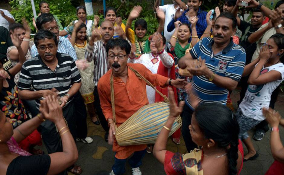 Indian Christians sing songs and dance during a Easter Sunday rally in Kolkata on April 5, 2015. According to the Gospels, Jesus was crucified and buried a day after he celebrated Passover, then rose from the dead on the morning of what has become known as Easter Sunday -- the most important day of the year for Christians. AFP