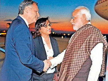 Modi wasn't carrying a Louis Vuitton shawl: PM's critics caught on wrong foot, fans have a picnic on Twitter Modi wasn't carrying a Louis Vuitton shawl: PM's critics caught on wrong foot, fans have a picnic on Twitter