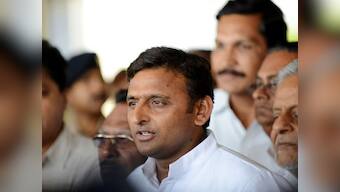 UP CM Akhilesh Yadav promises financial help to kin of deceased farmer Gajendra Singh