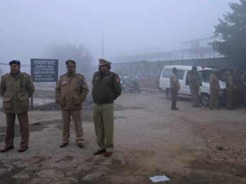Police kill 5 terrorists on way to court in Telangana Police kill 5 terrorists on way to court in Telangana