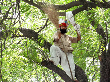 Battleground Gajendra Singh: Delhi police vs Kejriwal govt fight is plain ugly Battleground Gajendra Singh: Delhi police vs Kejriwal govt fight is plain ugly