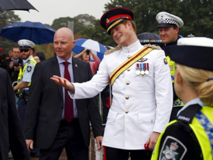 Before joining Australian army, Prince Harry chats up with public, tells them selfies are bad