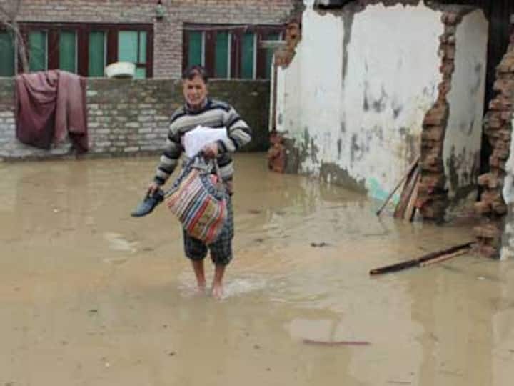 Homemade sandbags to evacuation: Srinagar takes no chances as flood threat looms