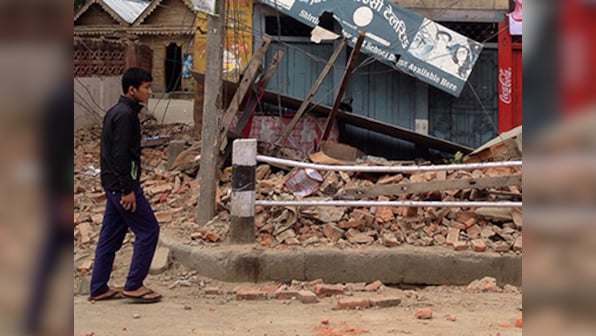 Aftershocks continue to shake Nepal as death toll tops 2500: Hospitals overflowing, rural towns cut off