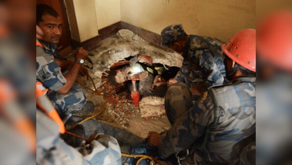 Rescuers struggle to reach many in Nepal quake, fear the worst 