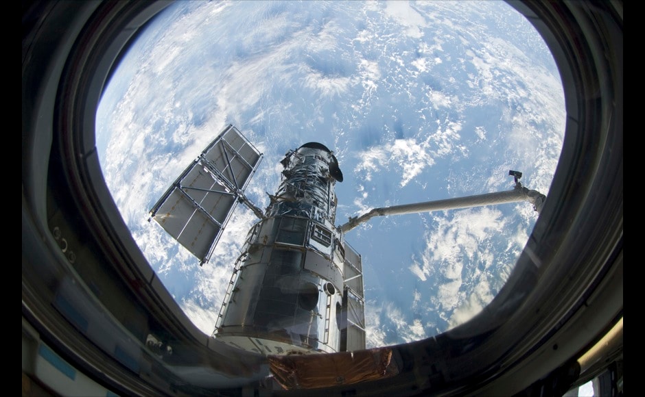 This still photo image taken May 13, 2009 and made available May 14, 2009 shows the Hubble Space Telescope after its' grapple by the space shuttle Atlantis's robot arm. REUTERS/NASA/Handout (SCI TECH IMAGES OF THE DAY) FOR EDITORIAL USE ONLY. NOT FOR SALE FOR MARKETING OR ADVERTISING CAMPAIGNS - RTXGS5T