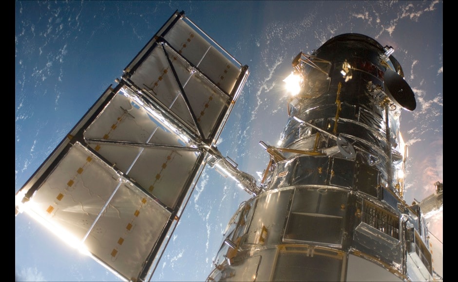 An STS-125 crewmember onboard the Space Shuttle Atlantis snapped this still photo on May 13, 2009 of the Hubble Space Telescope. The image was released by NASA on May 14, 2009. REUTERS/NASA (SCI TECH) FOR EDITORIAL USE ONLY. NOT FOR SALE FOR MARKETING OR ADVERTISING CAMPAIGNS - RTXGT8J