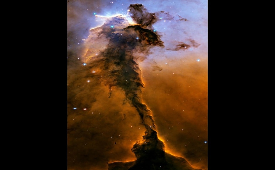 A new view of the Eagle Nebula, one of the two largest and sharpest images Hubble Space Telescope has ever taken, is released by NASA on Hubble's 15th anniversary April 25, 2005. The new Eagle Nebula image reveals a tall, dense tower of gas being sculpted by ultraviolet light from a group of massive, hot stars. During the 15 years Hubble has orbited the Earth, it has taken more than 700,000 photos of the cosmos. ??? USE ONLY (CREDIT : REUTERS/NASA/Handout) - RTXNFKJ