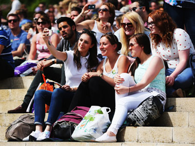 Wimbledon organisers ban selfie-sticks Wimbledon organisers ban selfie-sticks