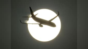 Boeing, Airbus struggle to sell flagship jumbo jets as demand slips