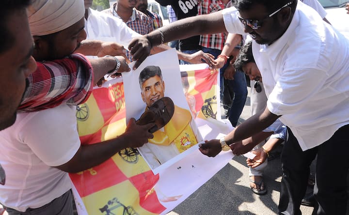 Killing of sanders smugglers: TN protesters burn, throw sandals at Chandrababu Naidu's image