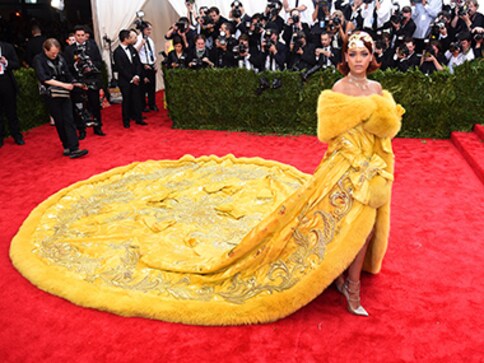 Big Bird or Chinese temptress? Rihanna in queen’s garb shuts down Met ...