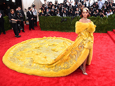 Big Bird or Chinese temptress? Rihanna in queen’s garb shuts down Met Gala carpet Big Bird or Chinese temptress? Rihanna in queen’s garb shuts down Met Gala carpet