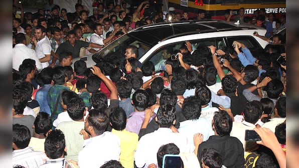 Tired looking Salman makes his way back home in Bandra amid avalanche of fans 