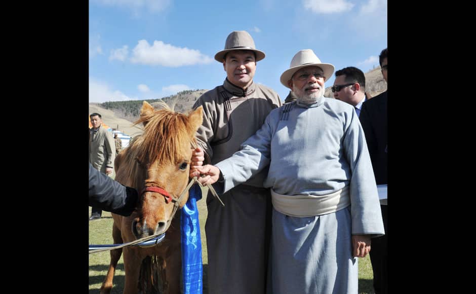The Prime Minister of Mongolia, Mr. Chimediin Saikhanbileg presenting the Prime Minister, Shri Narendra Modi a horse, named 