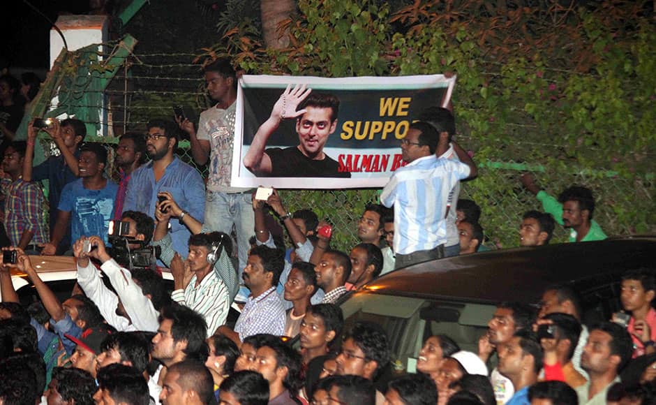 Bollywood actor Salman Khan's fans outside his Bandra residence after he was granted interim bail till May 8 by the Bombay High Court in a 2002 hit-and-run case in Mumbai, India on May 6, 2015. (Nikesh Gurav/SOLARIS IMAGES)