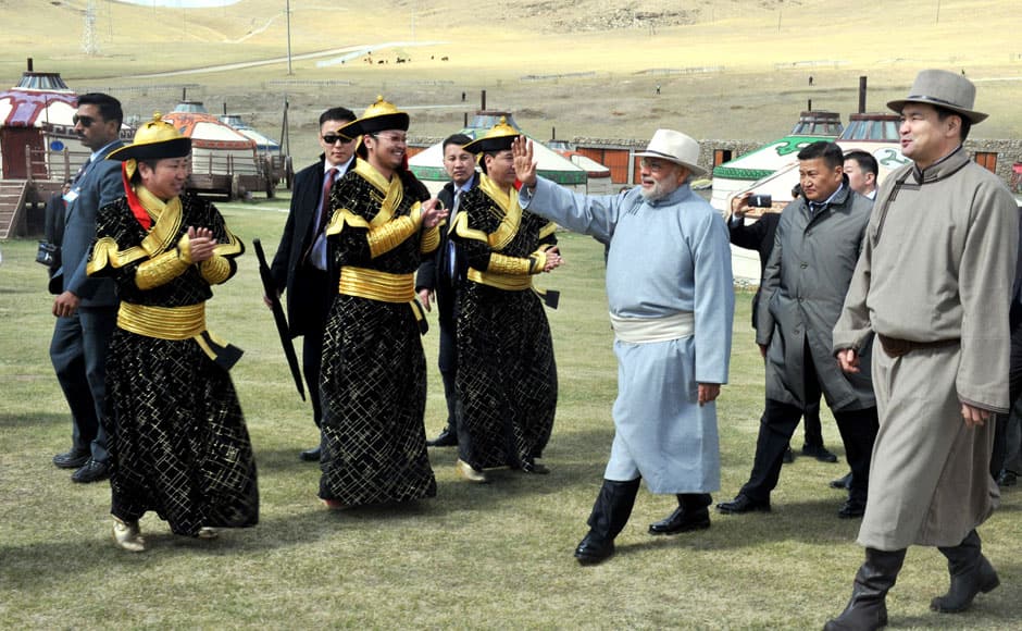 The Prime Minister, Shri Narendra Modi with the Prime Minister of Mongolia, Mr. Chimediin Saikhanbileg at Mini Naadam Festival, in Ulaanbaatar, Mongolia on May 17, 2015. PIB
