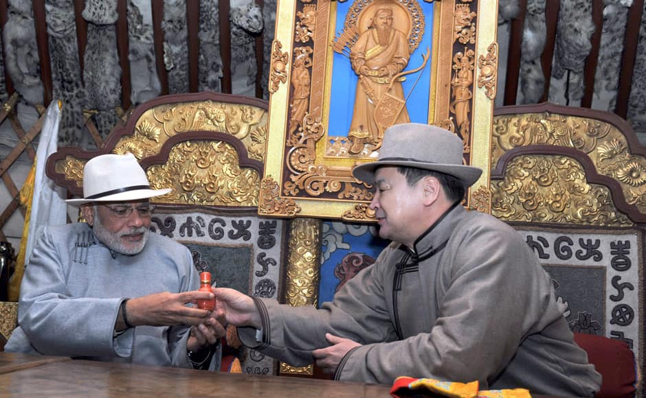 The Prime Minister, Shri Narendra Modi with the Prime Minister of Mongolia, Mr. Chimediin Saikhanbileg at Mini Naadam Festival, in Ulaanbaatar, Mongolia on May 17, 2015. PIB