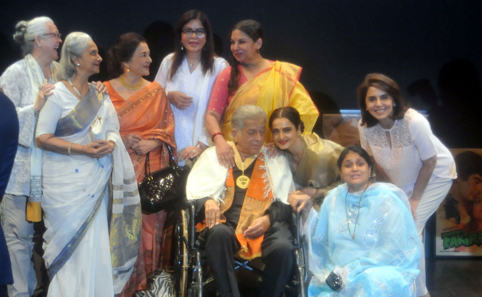 Shashi Kapoor receives Dadasaheb Phalke Award, surrounded by family, friends and Bollywood biggies at his beloved Prithvi Theatre Shashi Kapoor receives Dadasaheb Phalke Award, surrounded by family, friends and Bollywood biggies at his beloved Prithvi Theatre