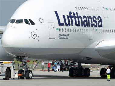 Lufthansa considering spot medical checks after depressed pilot deliberately crashed plane  Lufthansa considering spot medical checks after depressed pilot deliberately crashed plane