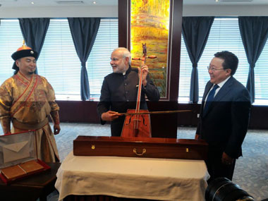 Mast bajaa rahaan hoon? After drums in Japan, Modi tries the morin khuur in Mongolia Mast bajaa rahaan hoon? After drums in Japan, Modi tries the morin khuur in Mongolia
