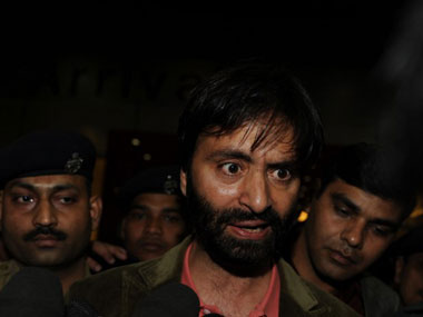 Jammu and Kashmir separatist leaders Mirwaiz Umer Farooq, Muhammad Yasin Malik arrested for joint march Jammu and Kashmir separatist leaders Mirwaiz Umer Farooq, Muhammad Yasin Malik arrested for joint march