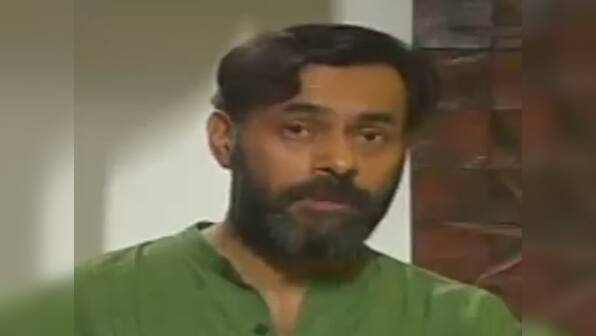 Tussle with Jung: Yogendra Yadav backs Kejriwal but says CM lacks political acumen