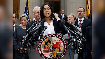 Baltimore: Top prosecutor charges all 6 officers in Freddie Gray's death 
