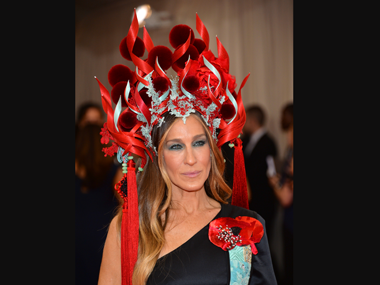 Sarah Jessica Parker's headpiece, Rihanna's cape at Met Gala 2015 win epic memes Sarah Jessica Parker's headpiece, Rihanna's cape at Met Gala 2015 win epic memes