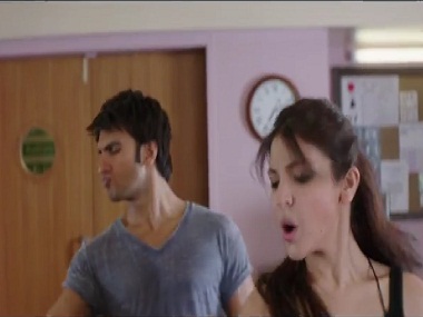 Watch: Anushka, Ranveer rekindle their chemistry in an impromptu dance number in Dil Dhadakne Do Watch: Anushka, Ranveer rekindle their chemistry in an impromptu dance number in Dil Dhadakne Do