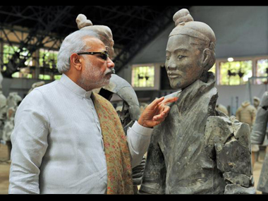 Arey zara Feviqwik dena: Twitter reacts to PM Modi poking terracotta warrior figure Arey zara Feviqwik dena: Twitter reacts to PM Modi poking terracotta warrior figure