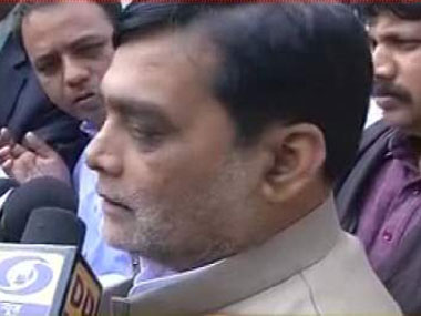 CISF personnel prevents BJP MP Yadav from violating rules at Patna airport CISF personnel prevents BJP MP Yadav from violating rules at Patna airport