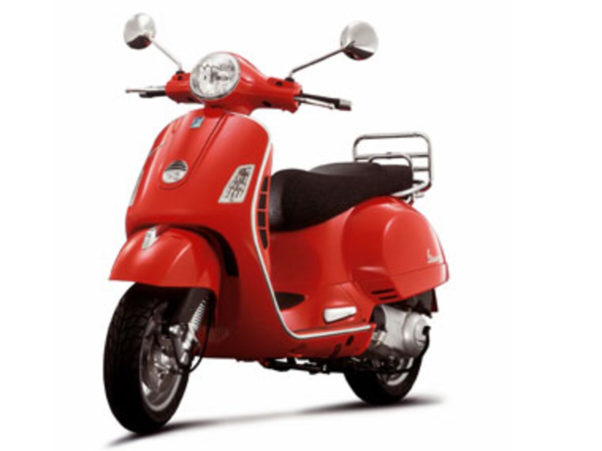 Vespa 946 Emporio Armani launched for Rs 12,04,970 (ex Pune), Auto News, ET  Auto