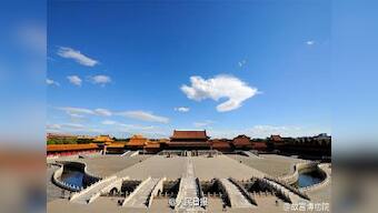 Pollution, be gone: 25,000 people cycle to a faraway park in Beijing to photograph clear skies